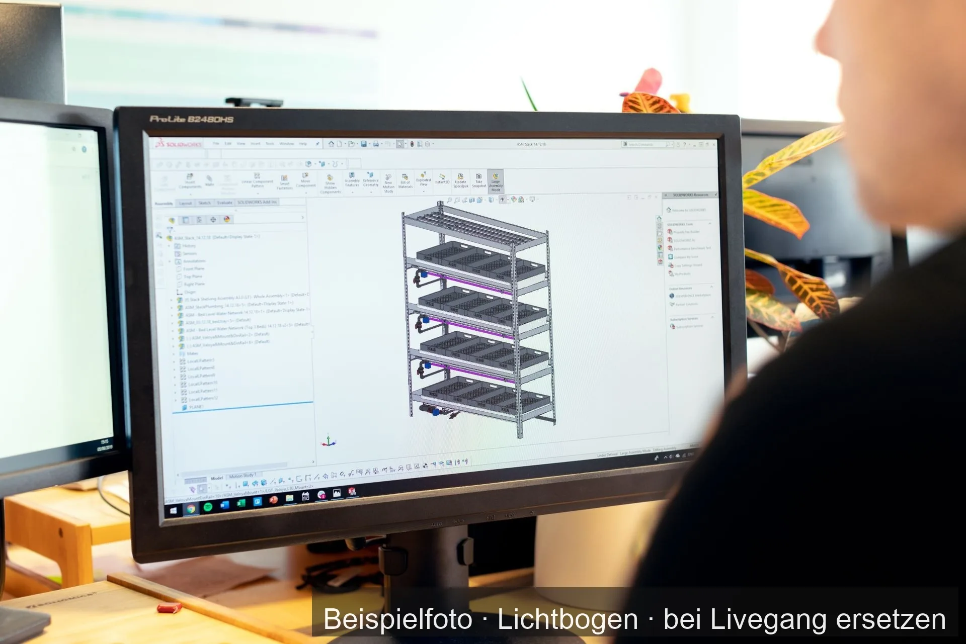 Ein Konstrukteur arbeitet am Bildschirm an einem 3D-Modell einer Stahlkonstruktion.